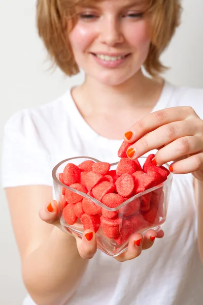 Mulher com doces vermelhos — Fotografia de Stock
