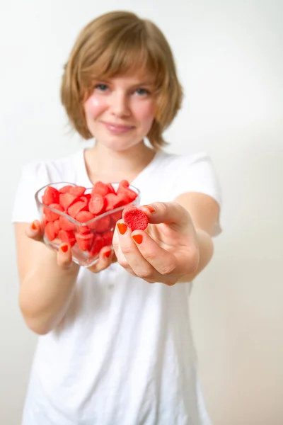 Женщина с красными сладостями — стоковое фото