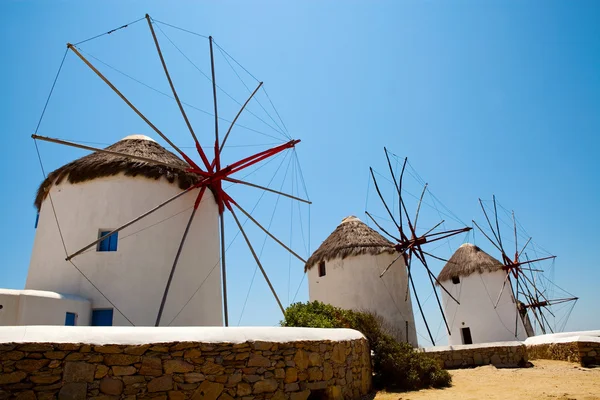 Mykonos 'taki yel değirmenleri, Yunanca — Stok fotoğraf