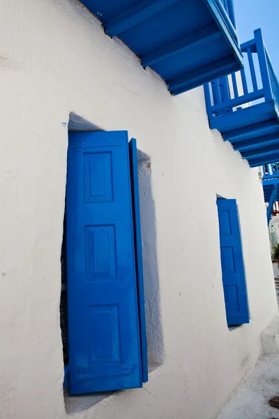 Blå windows i mykonos, Grekland — Stockfoto