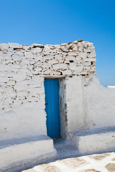 Blauwe deur in mykonos, Griekenland — Stockfoto