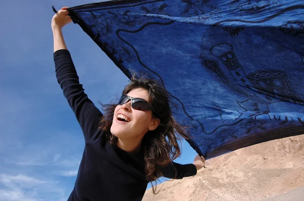 Meisje met een blauwe sjaal. — Stockfoto