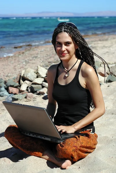 laptop bir plajda kız
