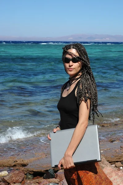 Chica con portátil en una playa —  Fotos de Stock