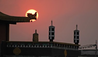 günbatımı üzerinde Tibet manastır