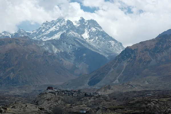 Mutkinath. malé svaté město v horách vysoké hymalaya. Nepál. — Stock fotografie
