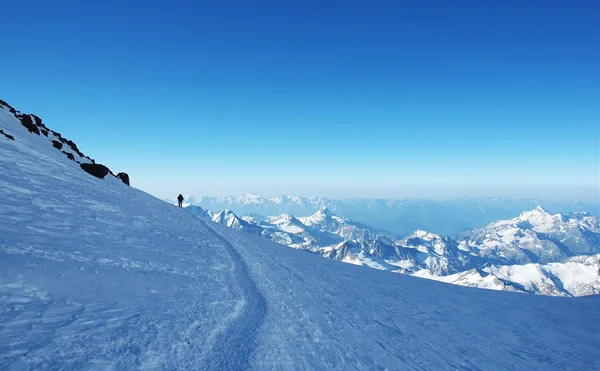 Einsamer Bergsteiger über die Berggipfel. — Stockfoto