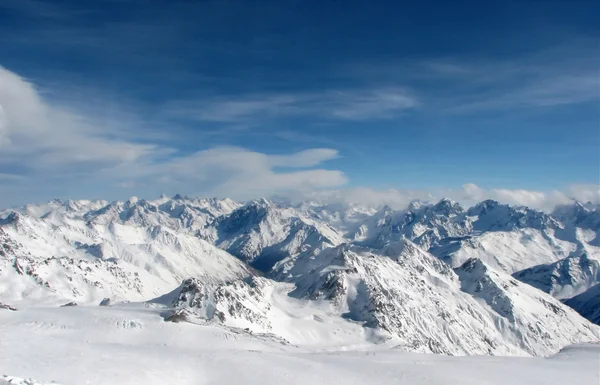 Вид на Кавказ. Небо и снег . — стоковое фото