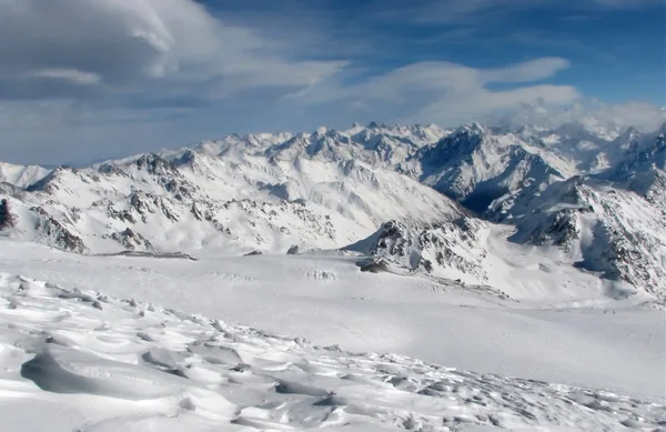 Kaukasische Sicht. Gletscher und Bergrücken. — Stockfoto