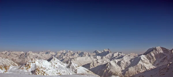 Kar dağların panoramik manzaralı. — Stok fotoğraf