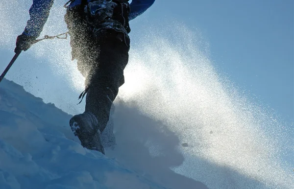 Альпинист в снежную бурю — стоковое фото