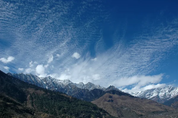 Vista panorámica del Himalaya indio . Imágenes de stock libres de derechos