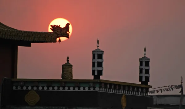 Pôr do sol sobre o mosteiro tibetano Fotografia De Stock