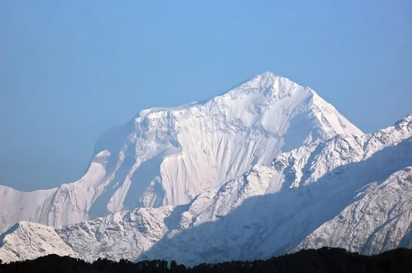 Дхаулагири - величественная гора Гималаев . Лицензионные Стоковые Изображения