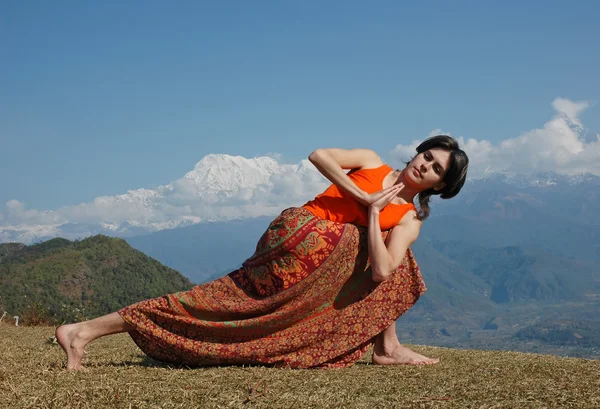 Yoga en las montañas . Fotos de stock libres de derechos