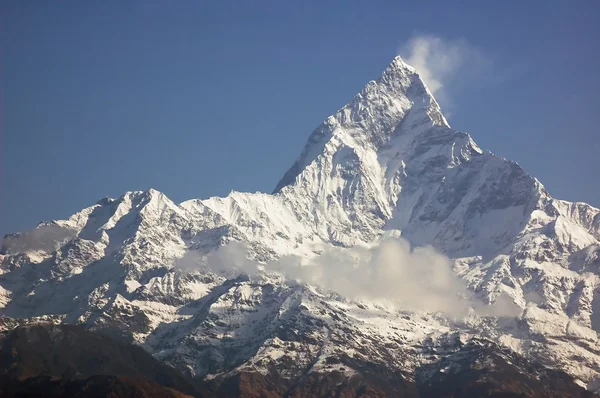 Machapuchare - majestoso pico de montanha no Himalaia . Fotografia De Stock