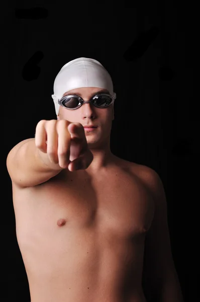 Mand svømmer isoleret i sort - Stock-foto