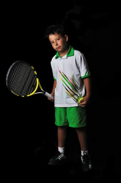 Мальчик теннис изолирован в черном — стоковое фото
