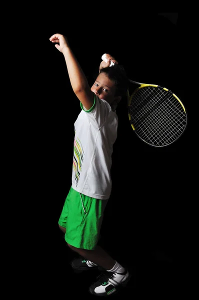Garoto de tênis servindo isolado em preto — Fotografia de Stock