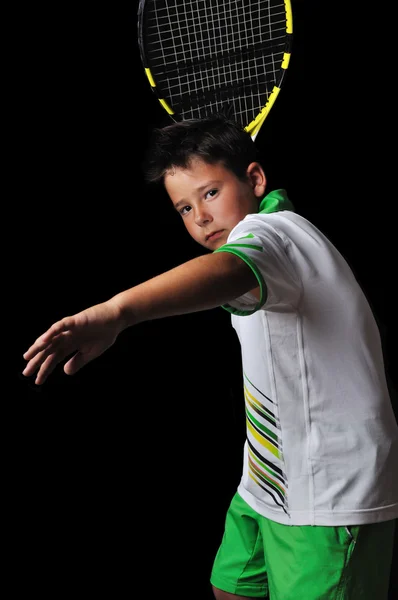Tenis chlapec hraje forhend izolované v černém — Stock fotografie