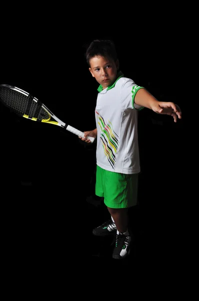 Tenis chlapec hraje forhend izolované v černém — Stock fotografie
