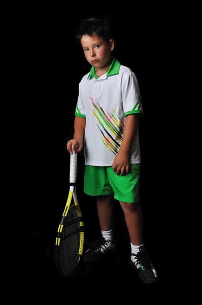 Tenis chlapec pózuje izolované v černém — Stock fotografie