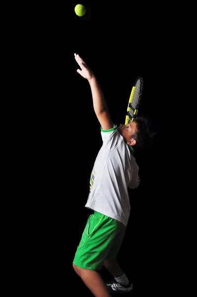 Tennis pojke som serverar isolerade i svart — Stockfoto