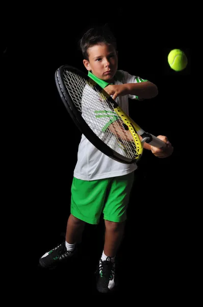 Τένις αγόρι παίζει forehand απομονωμένες σε μαύρο — Φωτογραφία Αρχείου