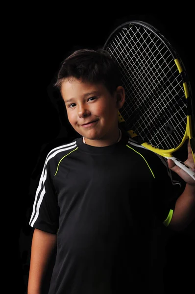 Tennis pojke ler isolerade i svart — Stockfoto