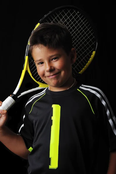 Tenis chlapec s úsměvem izolované v černém — Stock fotografie