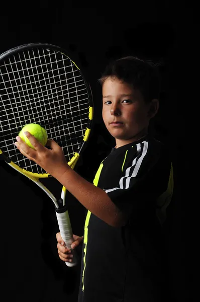Tennis ragazzo isolato in nero — Foto Stock