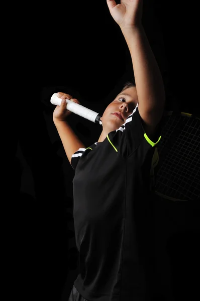 Tennis jongen serveren geïsoleerd in zwart — Stockfoto