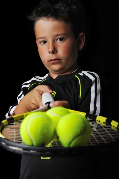 Tenis chlapec s míčky izolován v černém — Stock fotografie