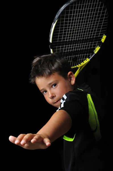 Tennis pojke spelar forehand isolerade i svart Stockbild