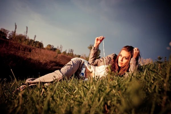초원에 누워 있는 여자 — 스톡 사진