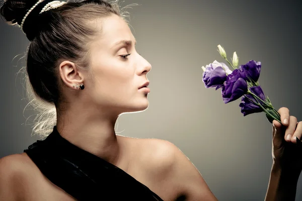 Ritratto donna e fiori — Foto Stock