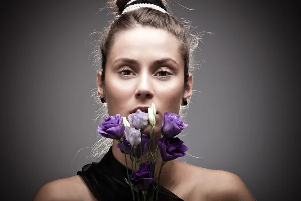 Ritratto donna e fiori — Foto Stock
