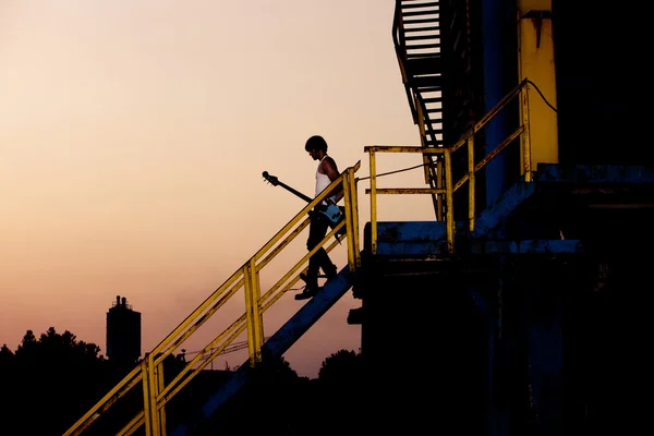 Man with guitar at dusk — Stock Photo, Image