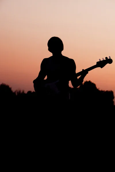 Manusia siluet dengan gitar — Stok Foto