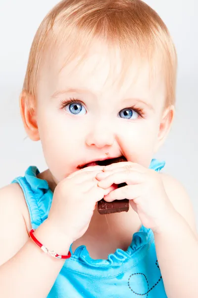 Bebé comer chocolate — Foto de Stock
