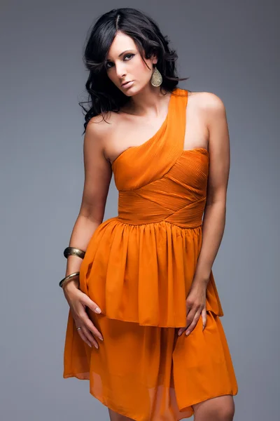 Κομψή γυναίκα με το πορτοκαλί φόρεμα — Φωτογραφία Αρχείου