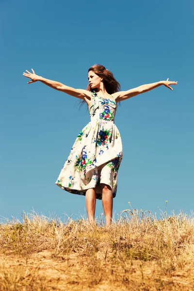 Mulher no topo da colina, céu azul, dia de verão — Fotografia de Stock