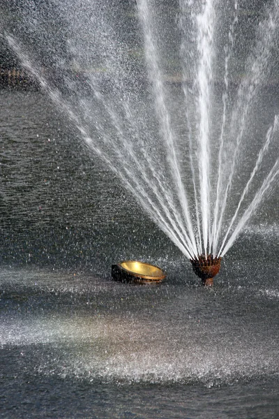 stock image Springbrunnen in einem Park im Fr