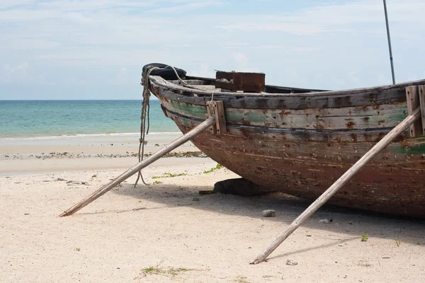Рыбацкая лодка на пляже — стоковое фото