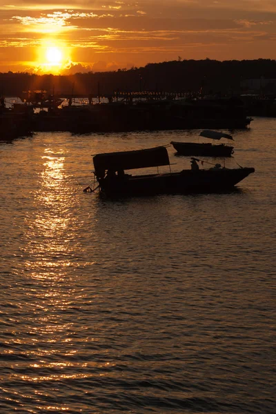 Puesta de sol sobre el puerto de Nanwan — Foto de Stock