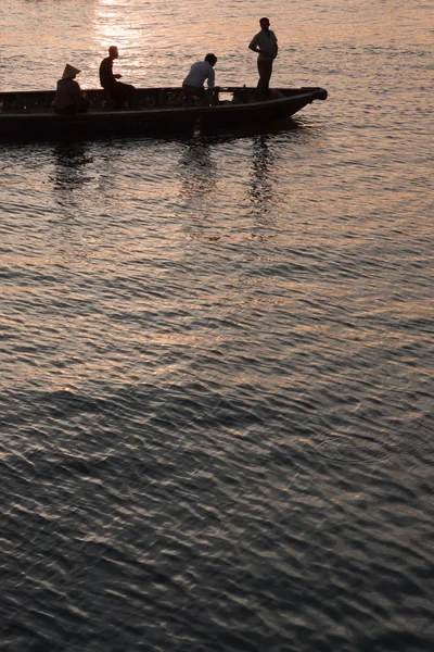 Силуэт рыбаков — стоковое фото