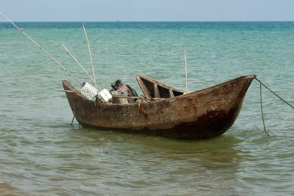 Традиционная деревянная рыбацкая лодка — стоковое фото