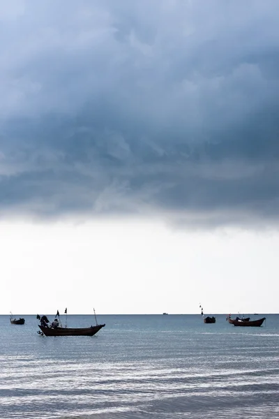 Nubes de tormenta sobre el mar — Foto de Stock