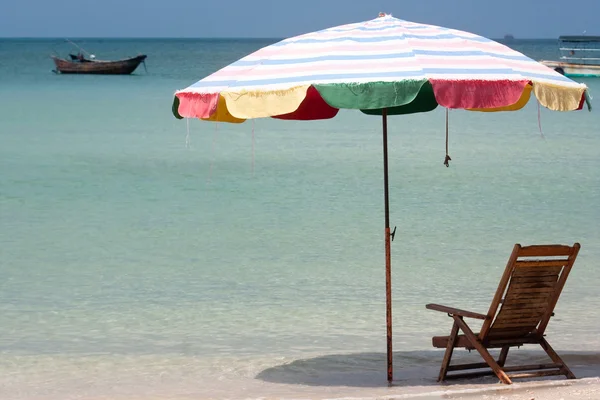 Relajarse en la playa tropical — Foto de Stock