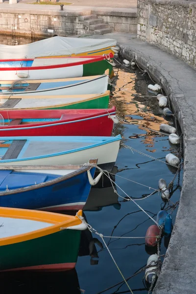 Barcos coloridos em Torri del benaco — Fotografia de Stock